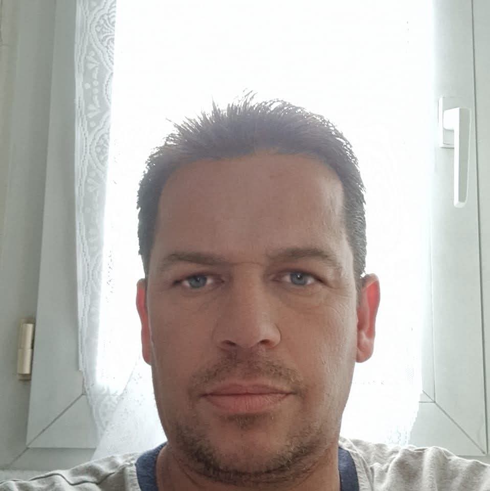 Kolia - Annonces gay à Bevaix Profil de Kolia, 44 ans, Annonces gay à Bevaix (Neuchâtel)