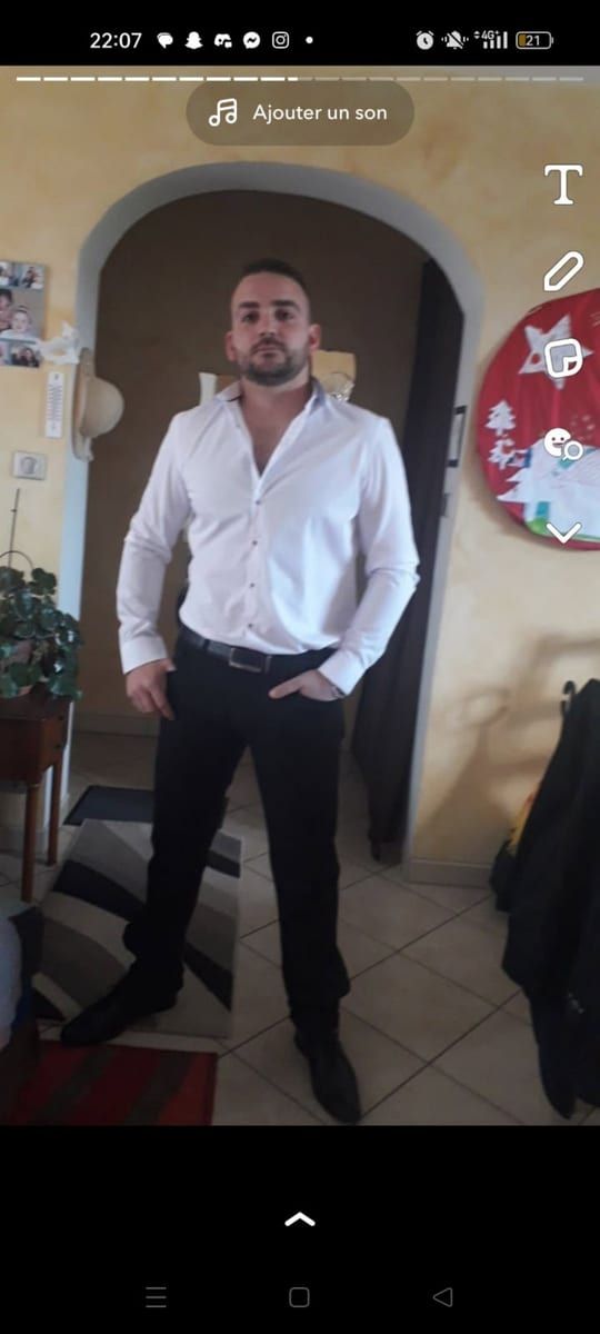 Angus - Annonces gay à Vaumarcus Profil de Angus, 26 ans, Annonces gay à Vaumarcus (Neuchâtel)