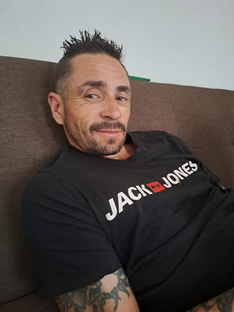 Ryles - Annonces gay à Les Geneveys-sur-Coffrane Profil de Ryles, 38 ans, Annonces gay à Les Geneveys-sur-Coffrane (Neuchâtel)