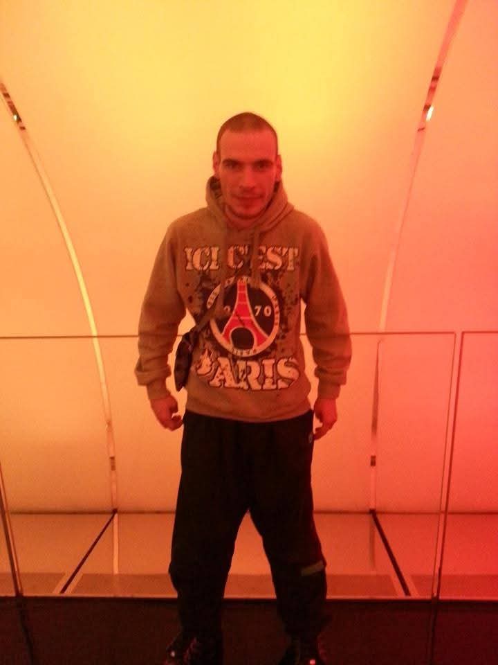 Landing - Annonces gay à Saules Profil de Landing, 24 ans, Annonces gay à Saules (Neuchâtel)