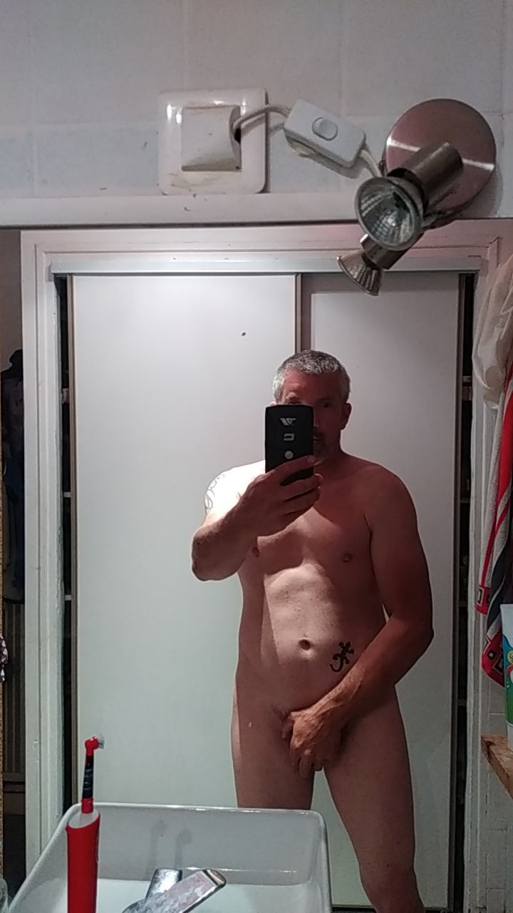 Loïg - Annonces gay à Montezillon Profil de Loïg, 26 ans, Annonces gay à Montezillon (Neuchâtel)